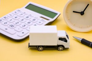 2024年問題でどう変わる？トラックドライバーの働き方と収入への影響