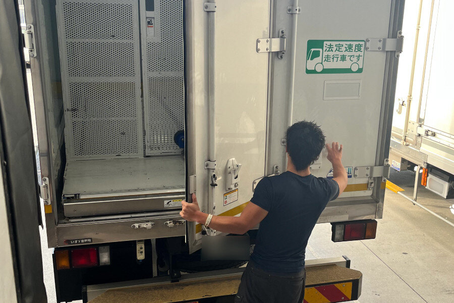 10tドライバー 法人倉庫への配送 大型免許必須 月8～9日お休み カゴ車中心 主に関西圏内